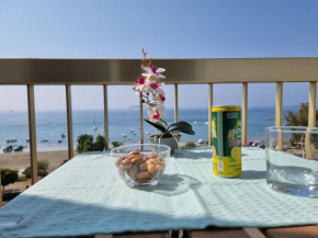 Super Modern Beachfront 1 bedroom - sleeps 4